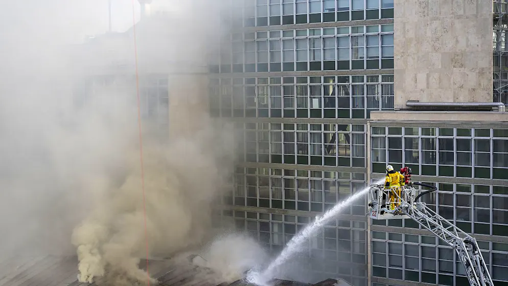 Mit Hilfe eines Kranwagens bekämpften die Einsatzkräfte den Dachbrand im Zentrum von Genf.