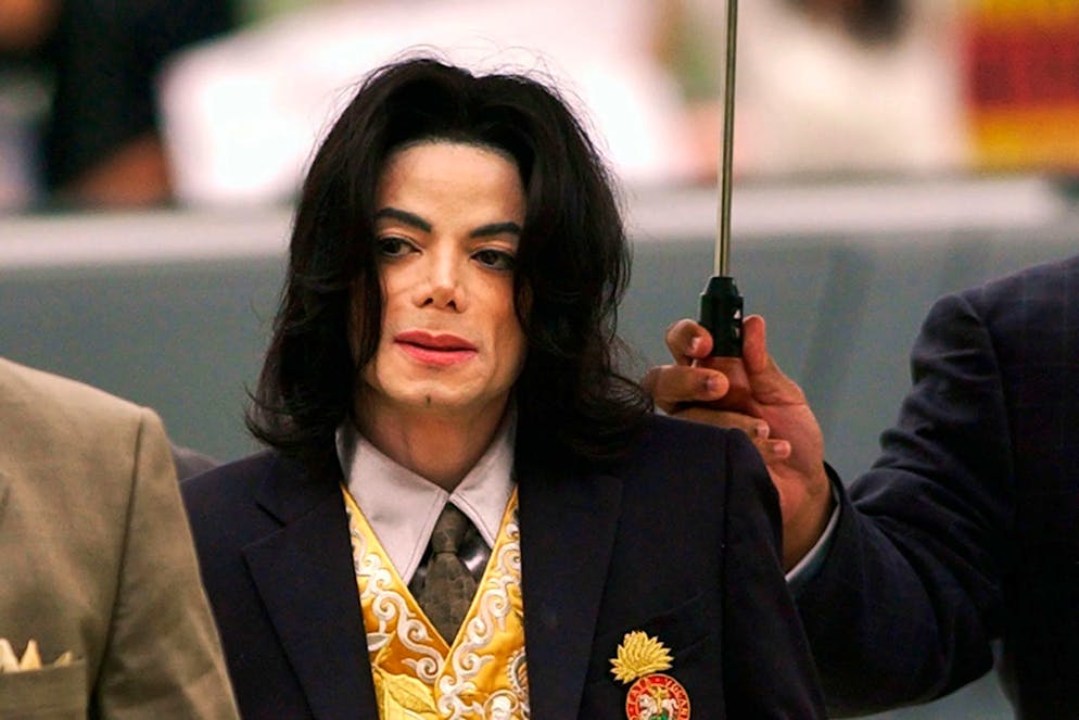 Michael Jackson trifft im Santa Barbara County Courthouse zu seinem Prozess wegen Kindesmissbrauchs ein (2005).