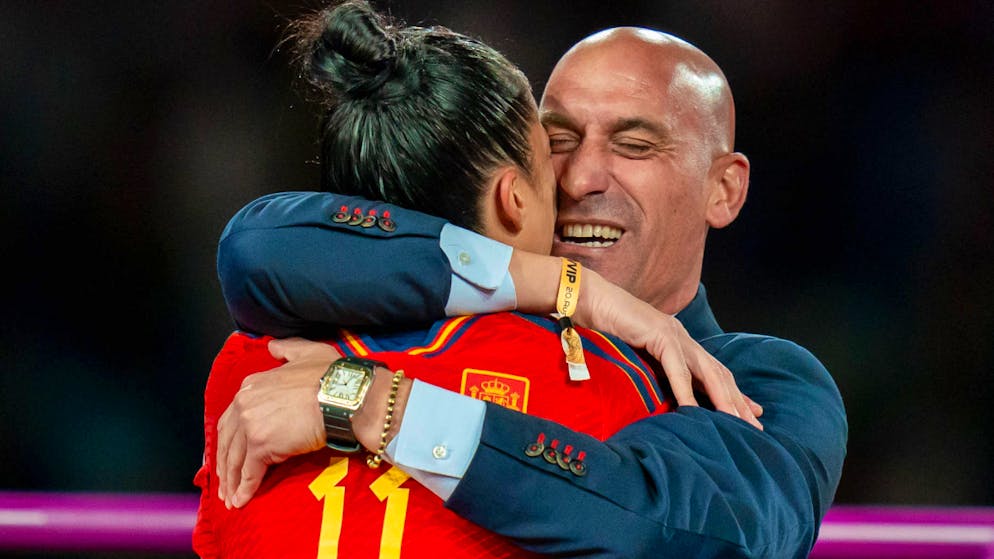 Scandale au Mondial dames. Le président de la «Fédé» espagnole embrasse une joueuse