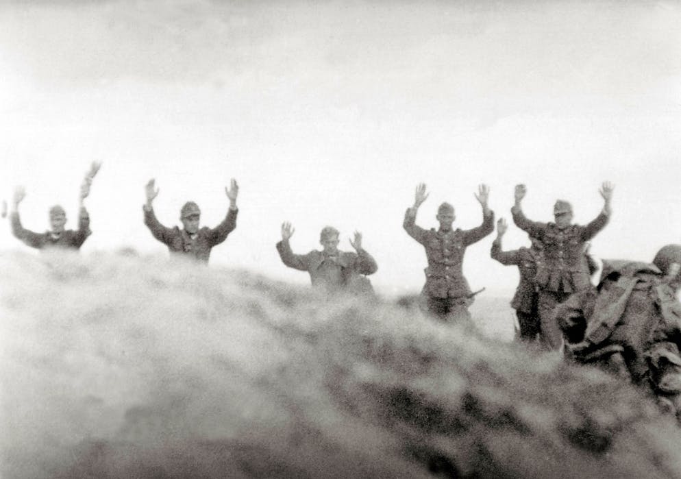 Nell'immagine illustrativa dei soldati della Wehrmacht mentre si arrendono in Normandia. Si presume che la foto sia stata scattata il 9 giugno 1944. La data però è incerta.  Dal 22 giugno 1940 al 25 agosto 1944, la Wehrmacht occupò la Francia.