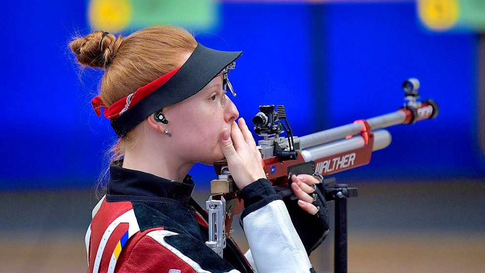 Nina Christen mit dem Blick auf die Anzeigetafel: Die Medaille entschwindet.