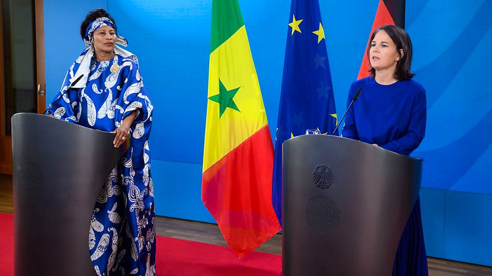 Annalena Baerbock (r, Bündnis 90/Die Grünen), Außenministerin, und Aissata Tall Sall, Außenministerin der Republik Senegal, äußern sich bei einer Pressekonferenz nach ihrem Gespräch im Auswärtigen Amt. Foto: Bernd von Jutrczenka/dpa