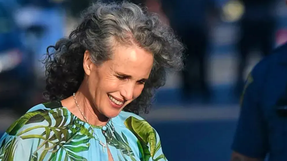 Sie steht zu ihrem Alter. Andie MacDowell lässt ihre grauen Locken im Wind wehen
