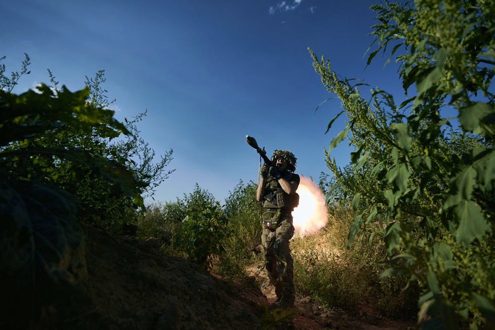 Un militare ucraino della 53ª brigata spara un RPG-9 verso le posizioni russe sulla linea del fronte vicino a Donetsk, Ucraina, sabato 19 agosto 2023.