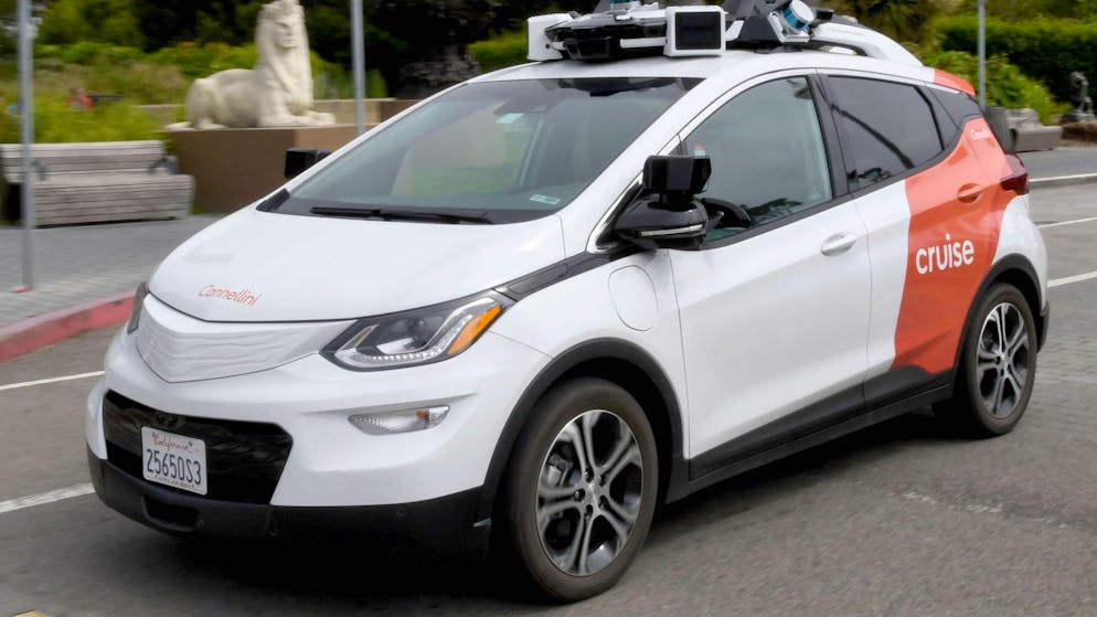 Errore nel sistema. Un taxi robot si scontra con il camion dei pompieri