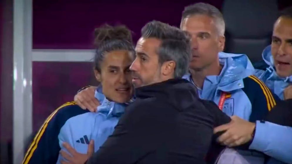 Spagna: di male in peggio. Prima il bacio sulla bocca, ora si vede l'allenatore toccare il seno dell'assistente