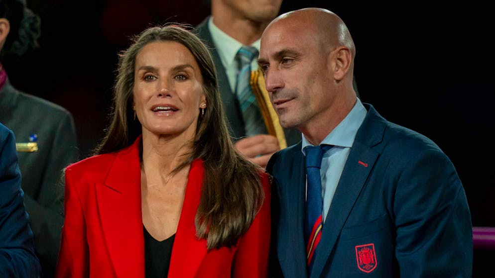 Geste obscène devant la reine. Le boss de la «Fédé» espagnole au coeur d'un nouveau scandale