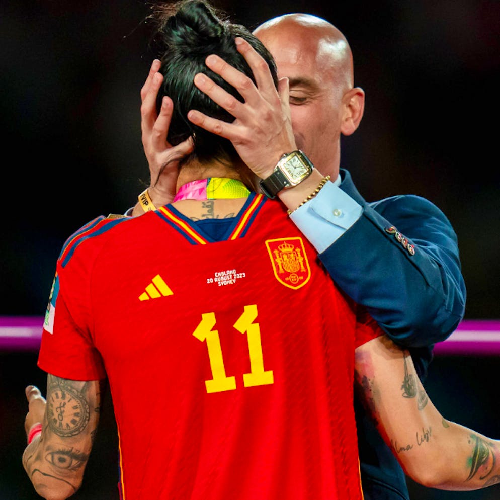 Baiser forcé à une joueuse. Au tour du gouvernement espagnol de mettre la pression