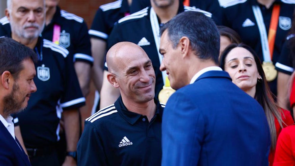 Spielerin auf den Mund geküsst. Spaniens Premier erhöht Druck auf Verbands-Boss Rubiales