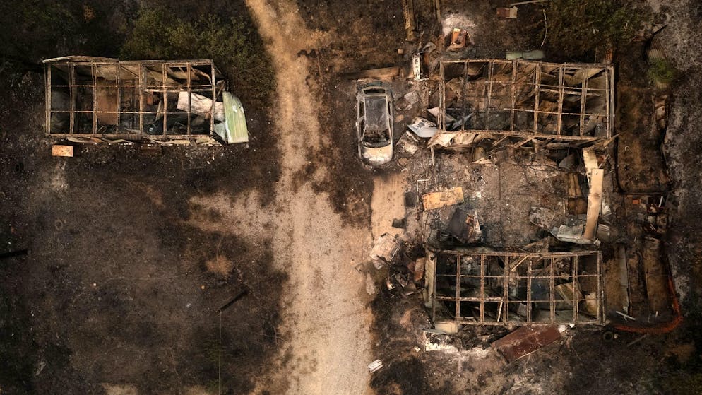 Waldbrände in Griechenland wüten weiter - Gallery. Ein verbranntes Auto und ausgebrannte Lagerhäuser in Palagia.