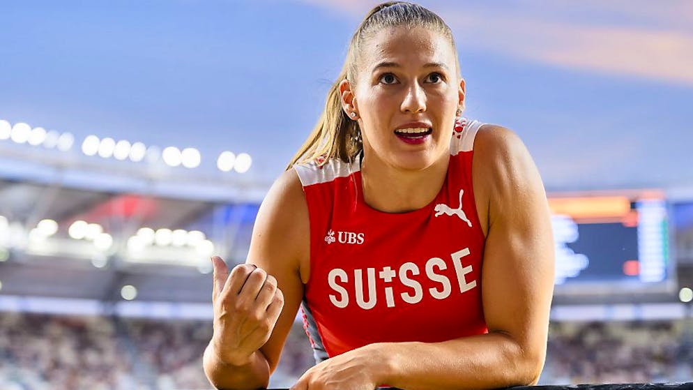 Angelica Moser erhält von ihrer Entourage die richtigen Anweisungen.