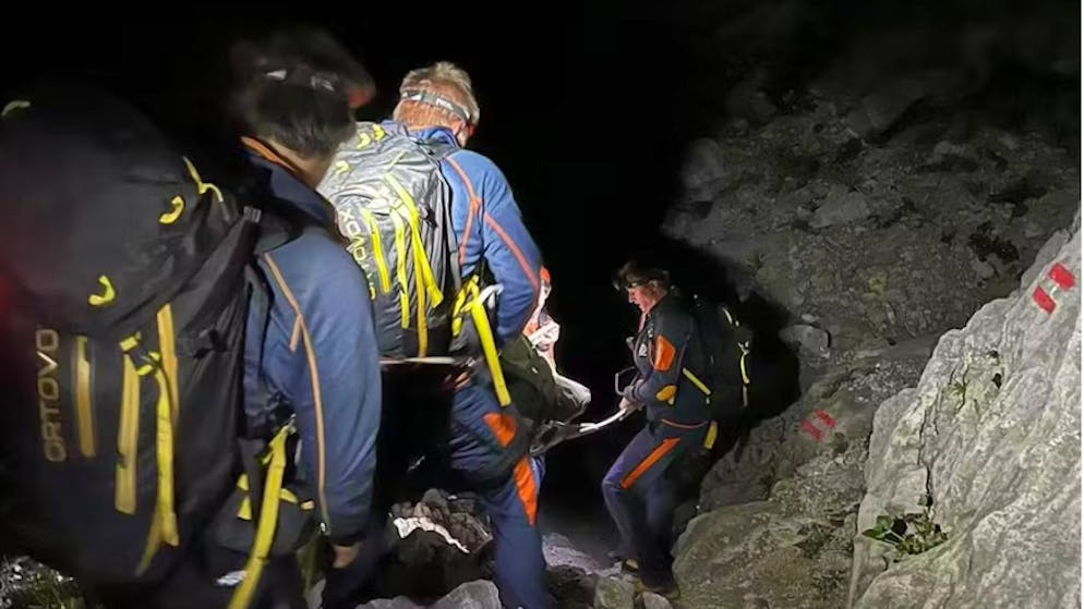 Austria. Un alpinista si lascia alle spalle il collega stremato e va a dormire in capanna