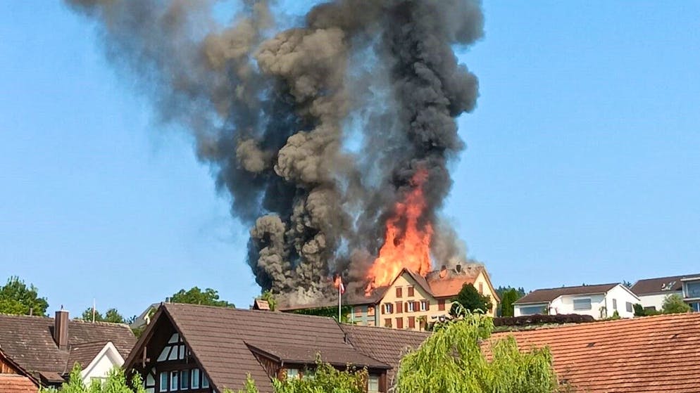 Das Wohnhaus mit Scheune in Zuzwil SG war am Mittwochvormittag in Brand geraten.