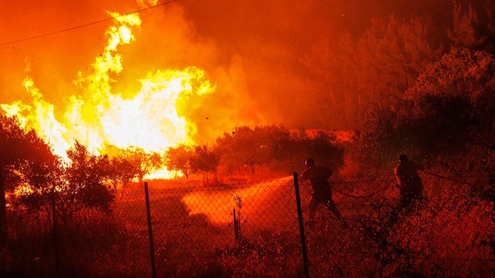 Waldbrände in Griechenland wüten weiter - Gallery. Feuerwehrleute versuchen, die Flammen in einem Wald im Dorf Avantas nahe der Stadt Alexandroupolis zu löschen.