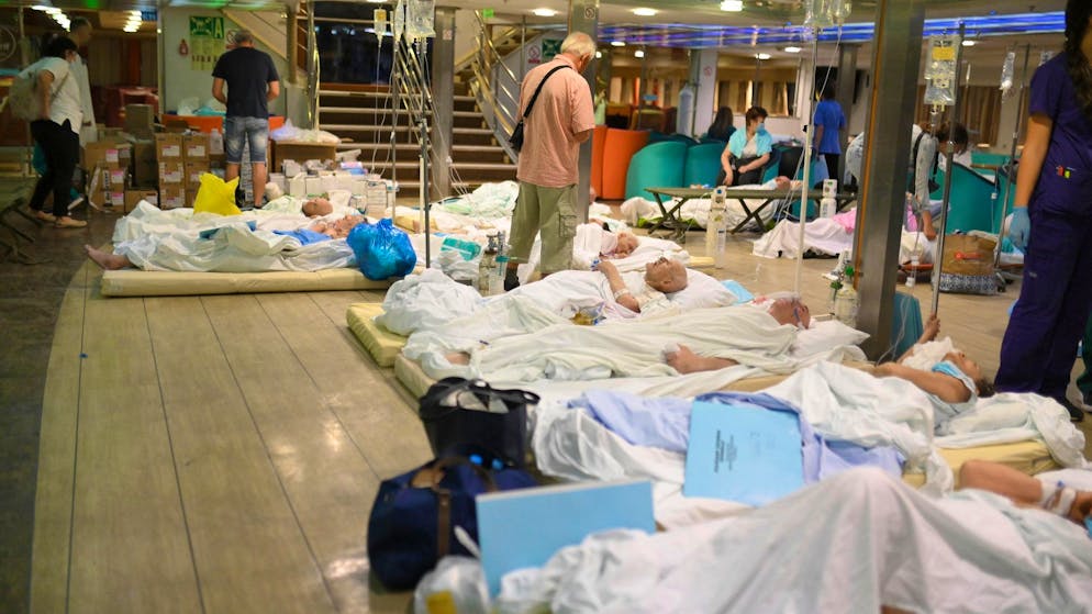 Waldbrände in Griechenland wüten weiter - Gallery. Patienten liegen auf dem Boden einer Fähre, nachdem die Gesundheitsbehörden ein Spital in Alexandroupolis teilweise evakuiert haben.