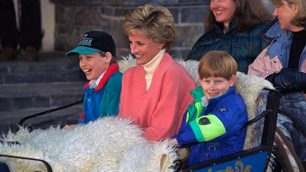 Im Jahr 2027 jährt sich der Todestag von Lady Diana zum 30. Mal. Laut britischen Medien plant Prinz Harry auf diesen Zeitpunkt hin eine Doku über seine Mutter. Das Bild von Diana und ihren Söhnen William (links) und Harry entstand im Winter 2008 in Lech, Österreich.