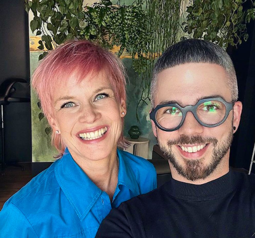 Sandra Bonner's new look, her hair is Barbie pink.  Now the 48-year-old SRF presenter wears her Barbie pink hair.  Bonner has wanted pink hair for a long time, and it has nothing to do with the Barbie movie virus.  She can be seen pictured with designer Martin Dürrenmatt.