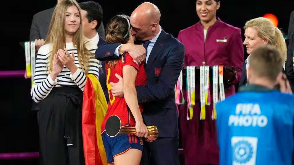 Bacio scandaloso. La FIFA apre un procedimento contro Rubiales: in Spagna la pressione sale