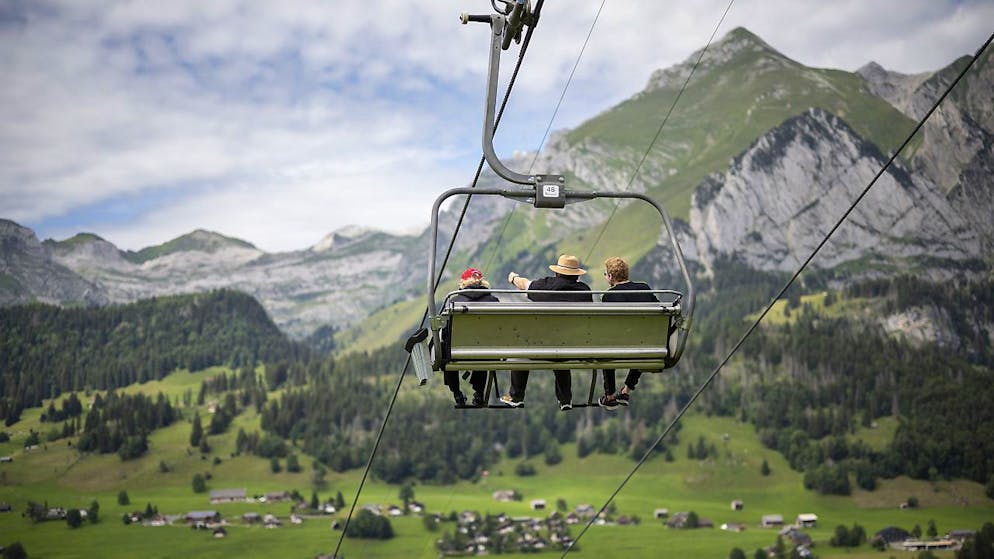 Im Juli bot das Wetter nicht immer gute Sicht: Folglich zog es mehr Leute wieder ins Ausland. Mit Folgen für den Schweizer Tourismus. (Archivbild)