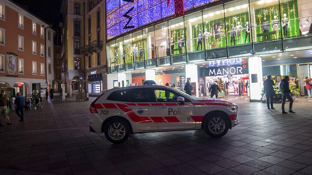 Ende November 2020 kam es im Manor Lugano zu einer Messerstecherei. Die Täterin der Messerattacke ist nun in zweiter Instanz zu einer längeren Freiheitsstrafe verurteilt worden.