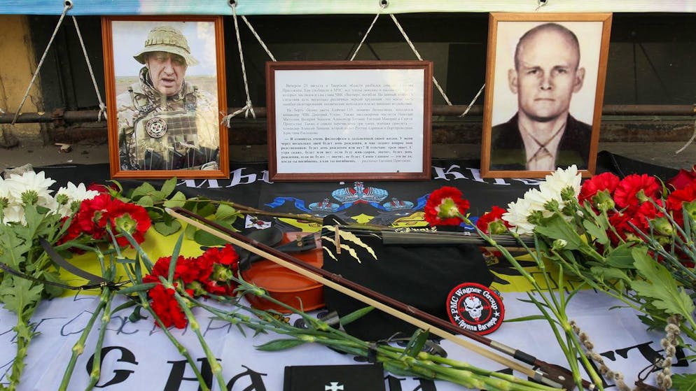 Mysteriöse Todesfälle unter Putin. .... sitzt auch sein Vize Dmitri Utkin. Der wahrscheinliche Tod dieser «Verräter», wie Kremlchef Wladimir Putin sie bezeichnet, ist nur der vorläufige Höhepunkt einer ganzen Reihe mysteriöser Todesfälle, die wohl nie aufgeklärt werden.