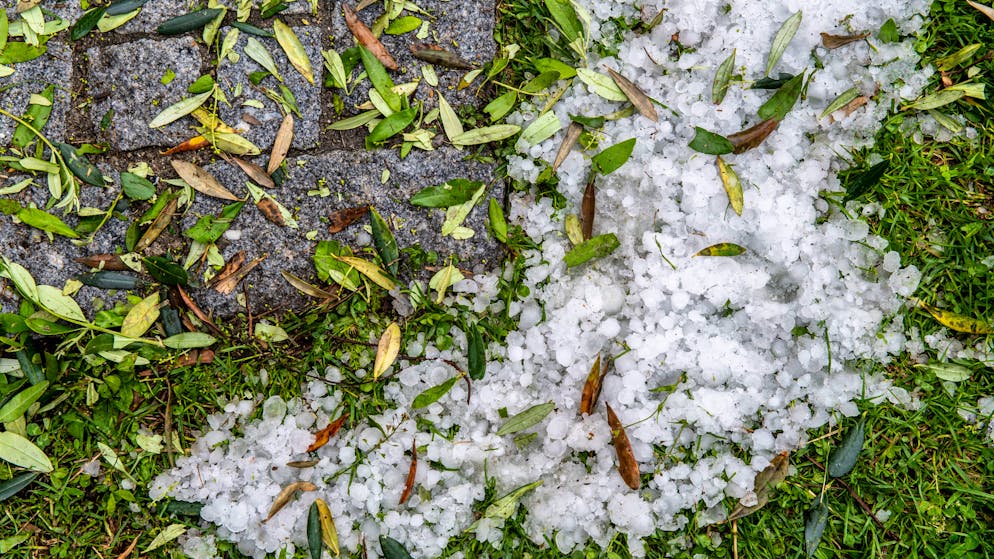 Danni gravissimi. Grandinata violenta nel Locarnese, auto distrutte e aule allagate