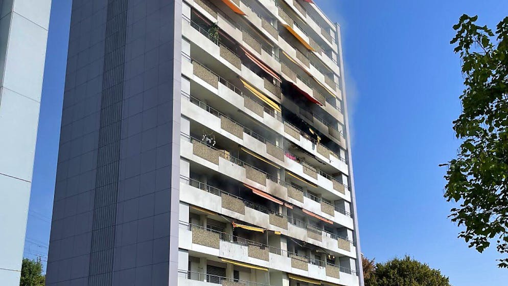 Hochhaus in Brugg AG brennt wegen falsch entsorgter Zigarette - Gallery. Der von einer Zigarette ausgelöste Brand breitete sich vom Balkon des Wohnblocks auf weitere Stockwerke aus.