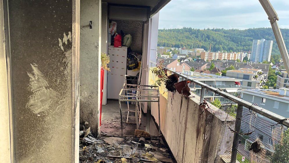 Hochhaus in Brugg AG brennt wegen falsch entsorgter Zigarette - Gallery. Ein Balkon des Brugger Hochhauses nach dem Brand.