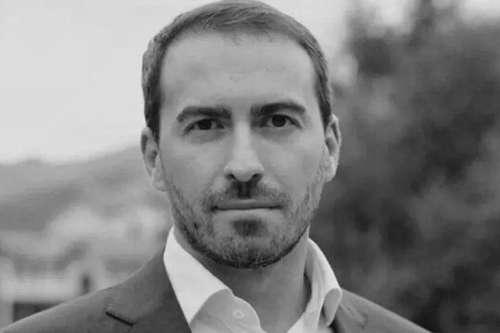 Mysteriöse Todesfälle unter Putin. Auch dieser junge Mann kommt fernab der Zivilisation ums Leben. Beim Wandern soll er im April 2022 einen Felsvorsprung hinabgestürzt sein: Der 37-jährige Andrej Krukowskij war Chef eines zum Gazprom-Konzern gehörenden Ferienressorts. 