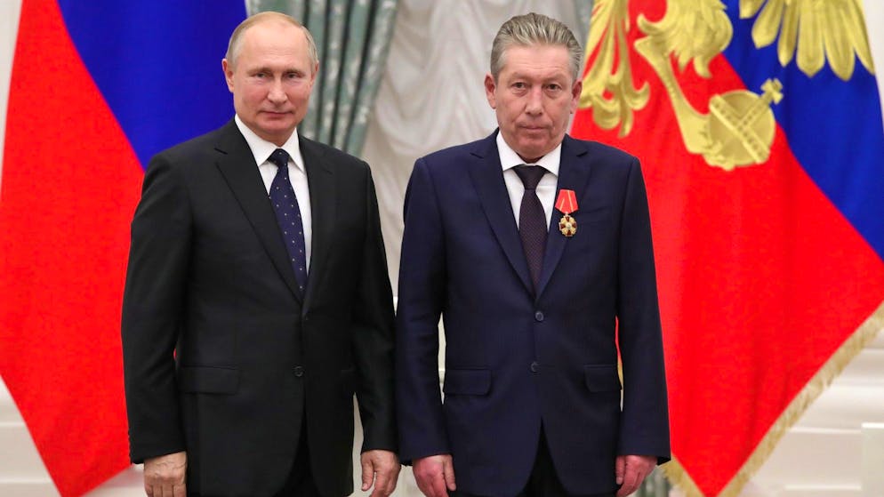 Mysteriöse Todesfälle unter Putin. Seit Beginn des Ukraine-Krieges starben auffällig viele Ölmanager – nicht nur in Russland, sondern auch im Ausland. Darunter befinden sich auch vormals enge Wegbegleiter Putins wie etwa Rawil Maganow – hier zu sehen 2019, als ihm der Kremlchef einen Orden verleiht. Der 67-jährige Lukoil-Manager stürzte aus unbekannten Gründen aus dem sechsten Stock eines Spitals. Berichten zufolge war die Einrichtung gut bewacht. Es war sowohl von Suizid als auch von einem Unfall die Rede.