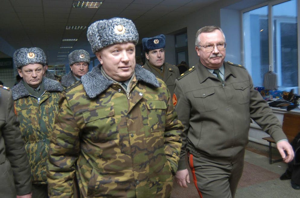 Mysteriöse Todesfälle unter Putin. Alexei Maslow (vorne Mitte), ehemaliger Oberbefehlshaber der russischen Landstreitkräfte, hier eine Aufnahme aus dem Jahr 2006: Der staatlichen Nachrichtenagentur Tass zufolge starb der General im Dezember 2022 «überraschend» in einem Militärspital.