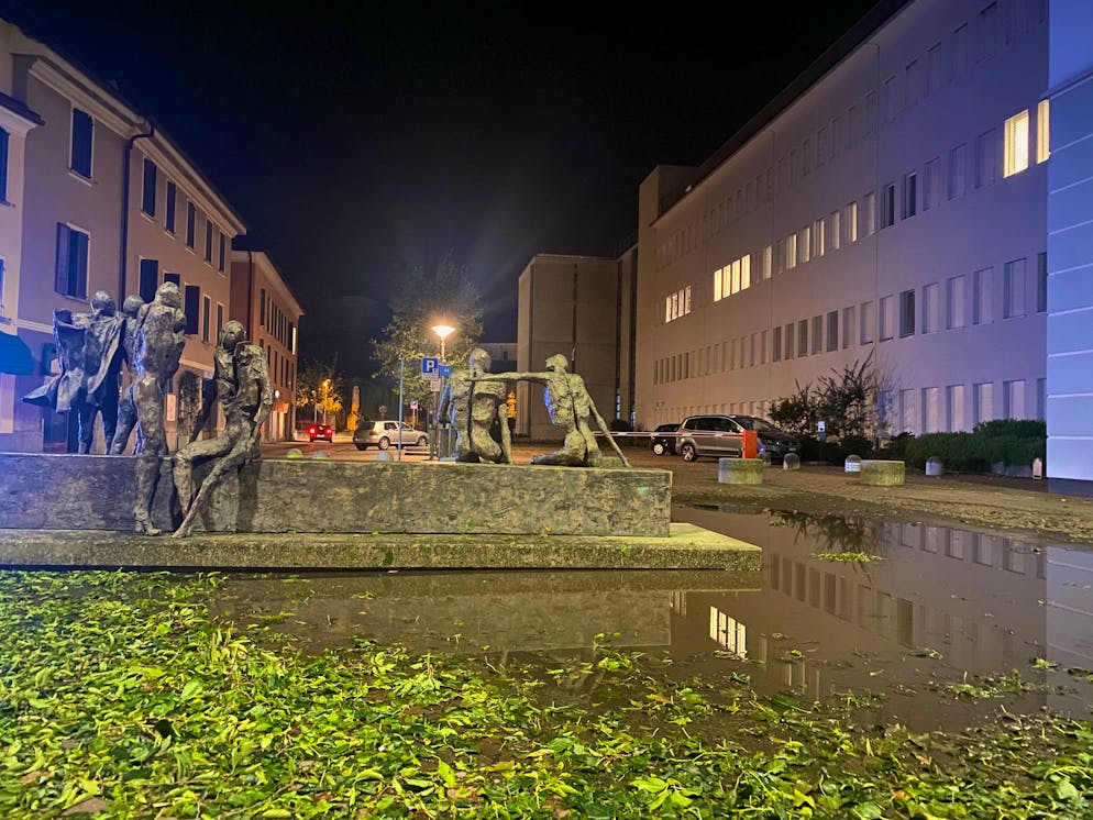 Grandinata a Locarno 25 agosto 2023. Allagamento attorno alla statua di Nag Arnoldi di fronte all'ospedale La Carità.