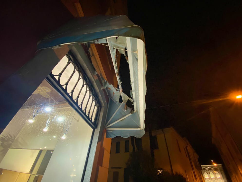 Grandinata a Locarno 25 agosto 2023. Le strutture di stoffa sono state bucate. 