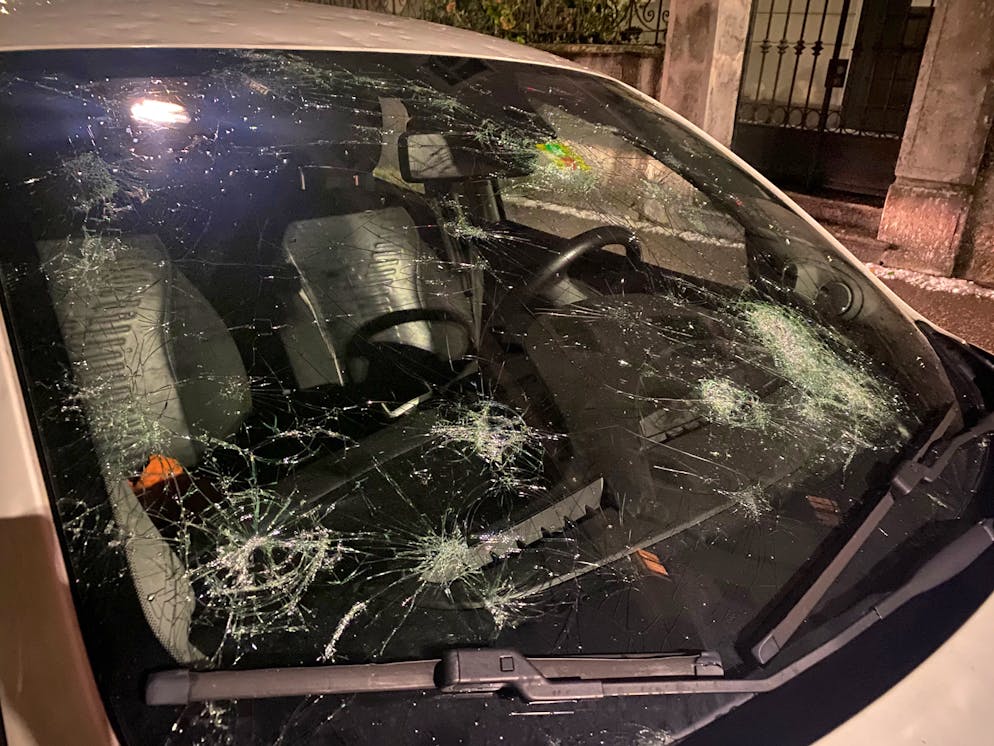 Grandinata a Locarno 25 agosto 2023. Un'altro parabrezza martoriato.