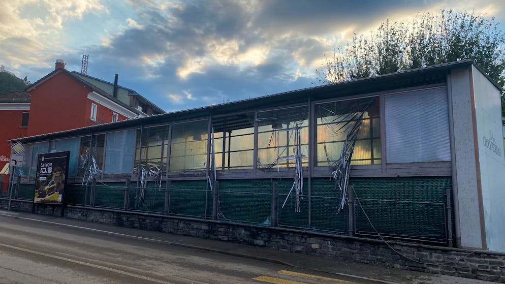 Danni enormi. Scene apocalittiche a Locarno dopo la grandinata, insegne a pezzi e finestre rotte