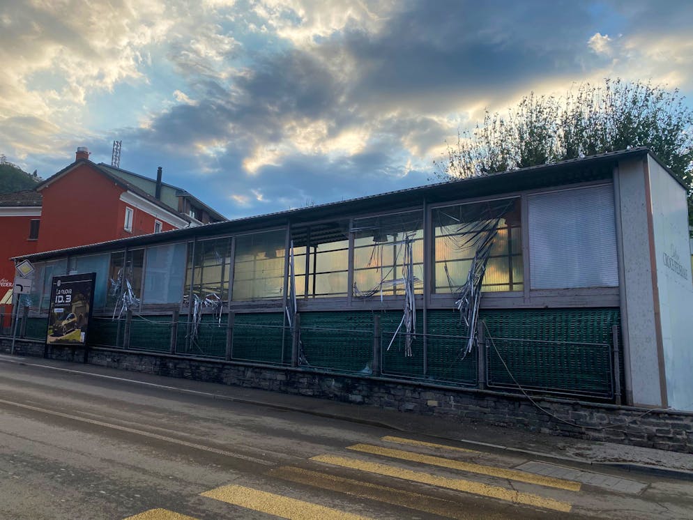 Grandinata a Locarno 25 agosto 2023. Il giorno dopo emergono nuovi danni, in questa foto in un edificio di Solduno.