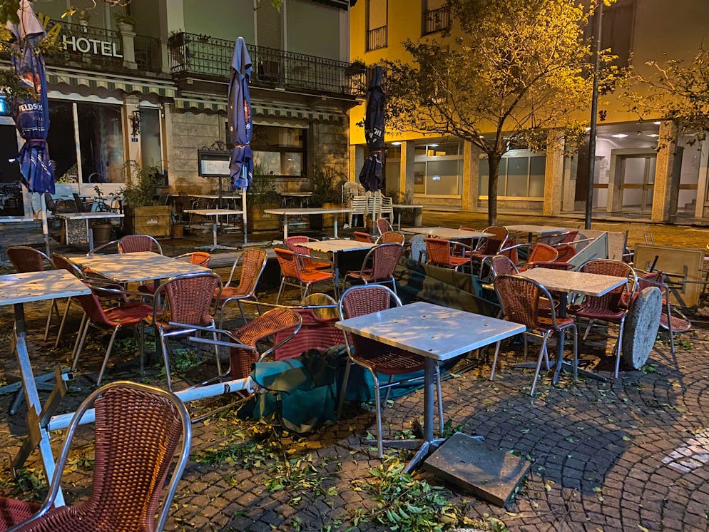 Grandinata a Locarno 25 agosto 2023. Sono caduti anche degli ombrelloni con le basi di cemento.