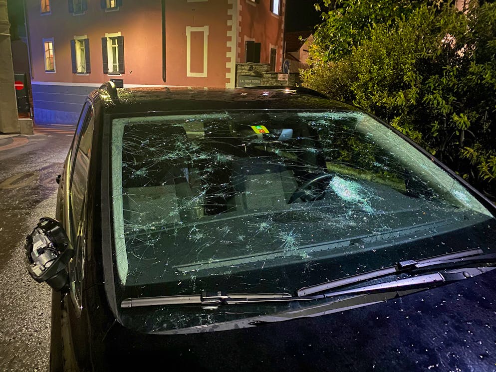 Grandinata a Locarno 25 agosto 2023. Il vetro di un'auto parcheggiata in città vecchia è distrutto, come anche lo specchietto (a sinistra). Praticamente tutti i veicoli che erano all'esterno durante la grandinata sono in queste condizioni.