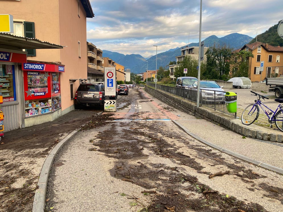 Grandinata a Locarno 25 agosto 2023. Le strade di Solduno sono coperte di fango e detriti.