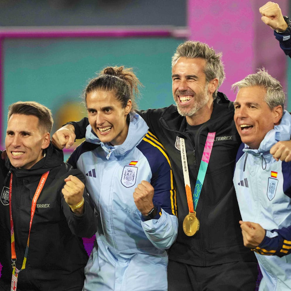 Baiser forcé à une joueuse. La majorité du staff de l'équipe d'Espagne claque la porte