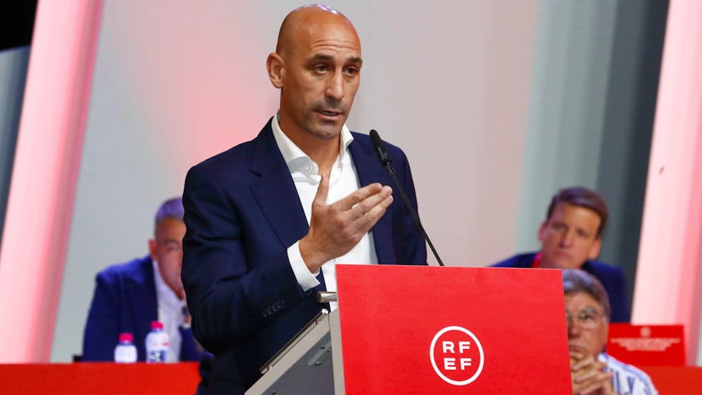 Baiser forcé à une joueuse. Le boss du foot espagnol refuse de s’en aller, la FIFA riposte !