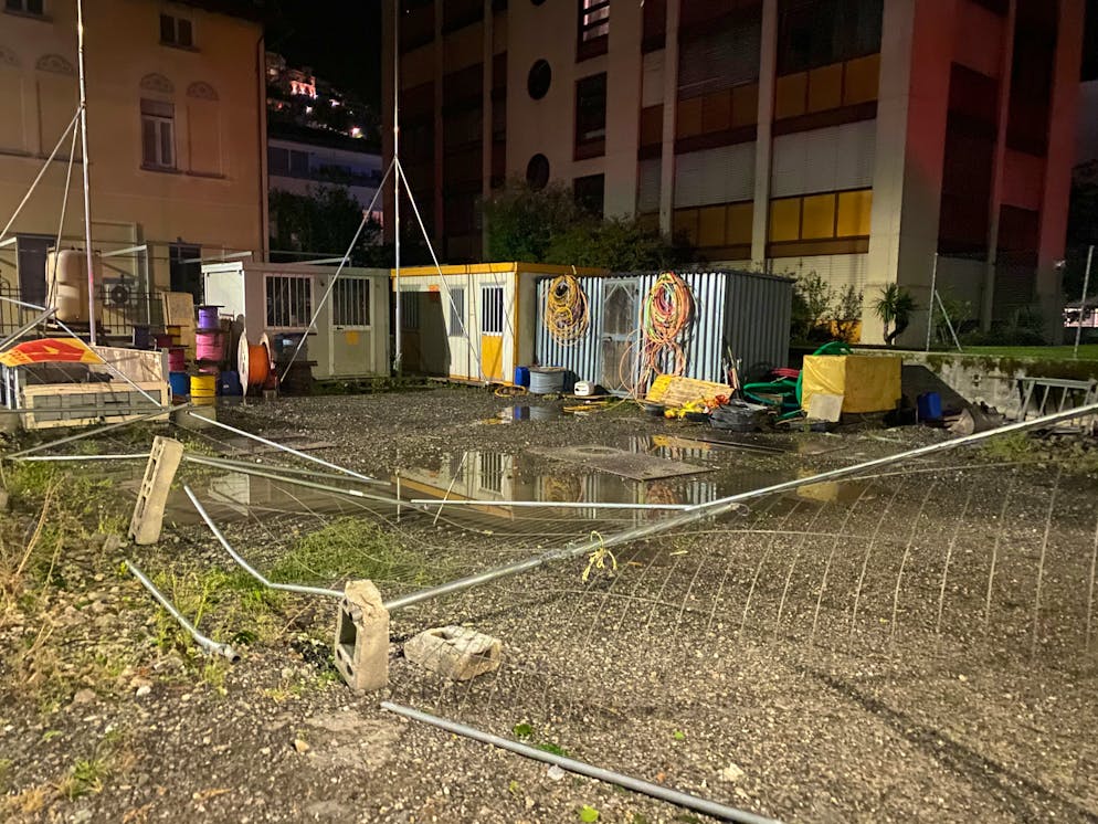 Grandinata a Locarno 25 agosto 2023. Un cantiere è stato messo sotto sopra.