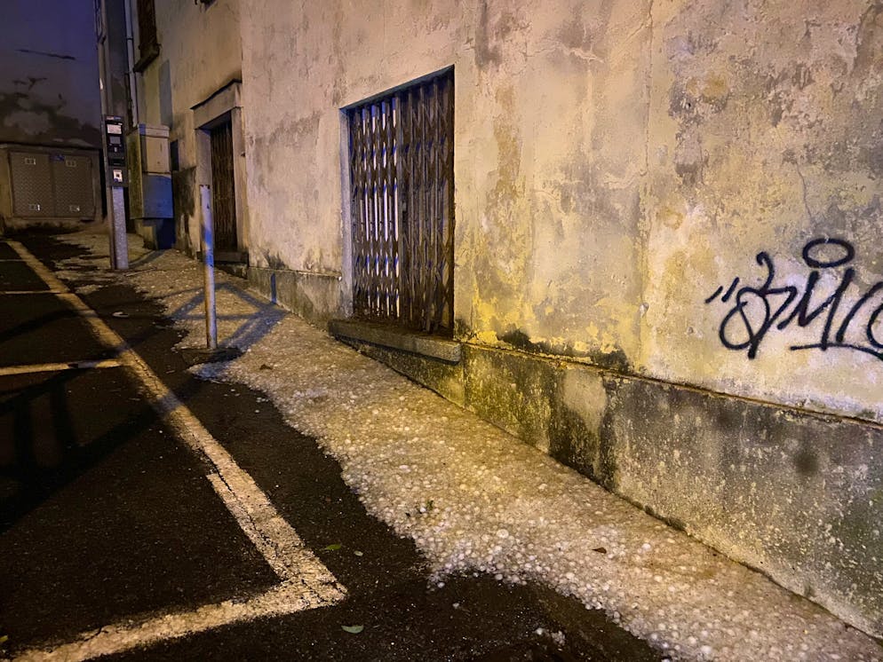 Grandinata a Locarno 25 agosto 2023. Più di due ore dopo il temporale rimane ancora grandine sui bordi delle strade. 