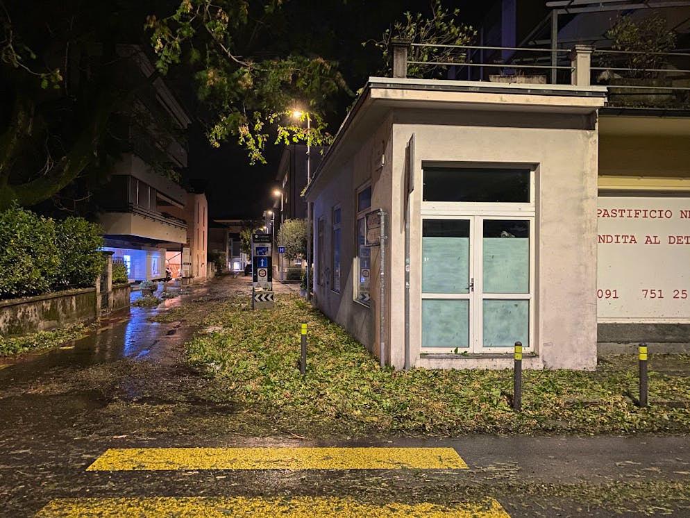 Grandinata a Locarno 25 agosto 2023. I marciapiedi coperti di detriti. 