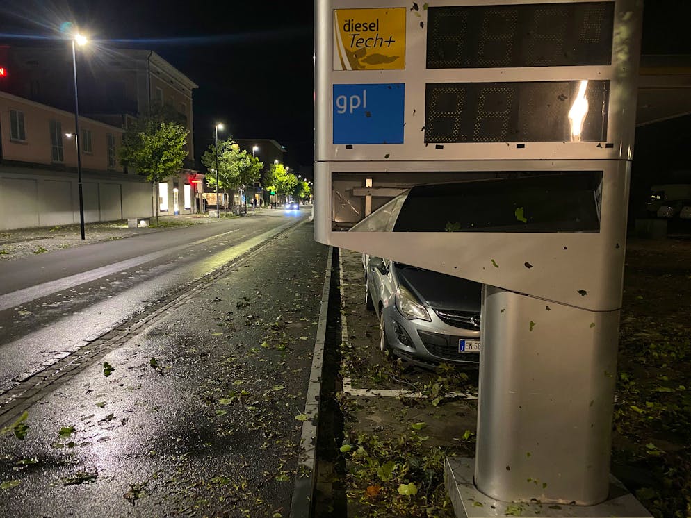 Grandinata a Locarno 25 agosto 2023. A questo prezzario a un distributore di benzina manca un pezzo.