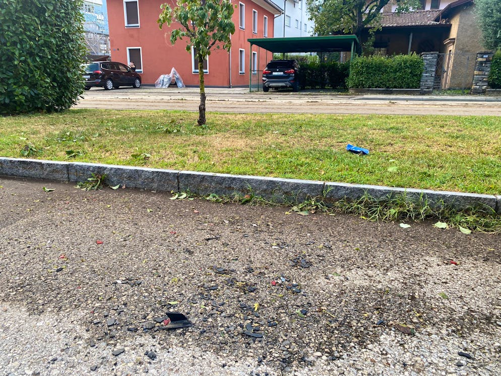 Grandinata a Locarno 25 agosto 2023. A terra ci sono quantità enormi di vetri e di frammenti di auto.