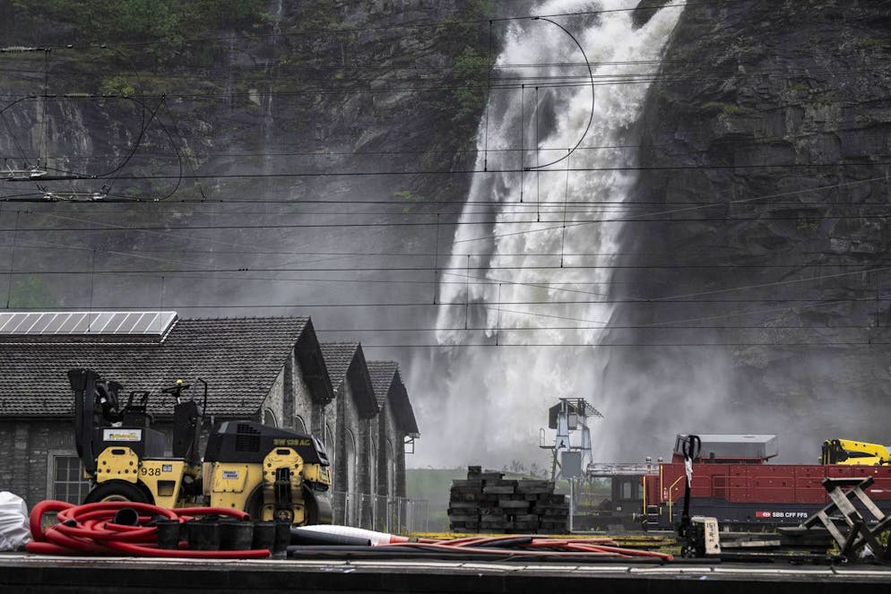 I disagi causati dalla pioggia in Ticino - Domenica 27 agosto. La Cascata di Santa Petronilla in piena mentre scarica le acque nelle vicinanze della Stazione FFS di Biasca.