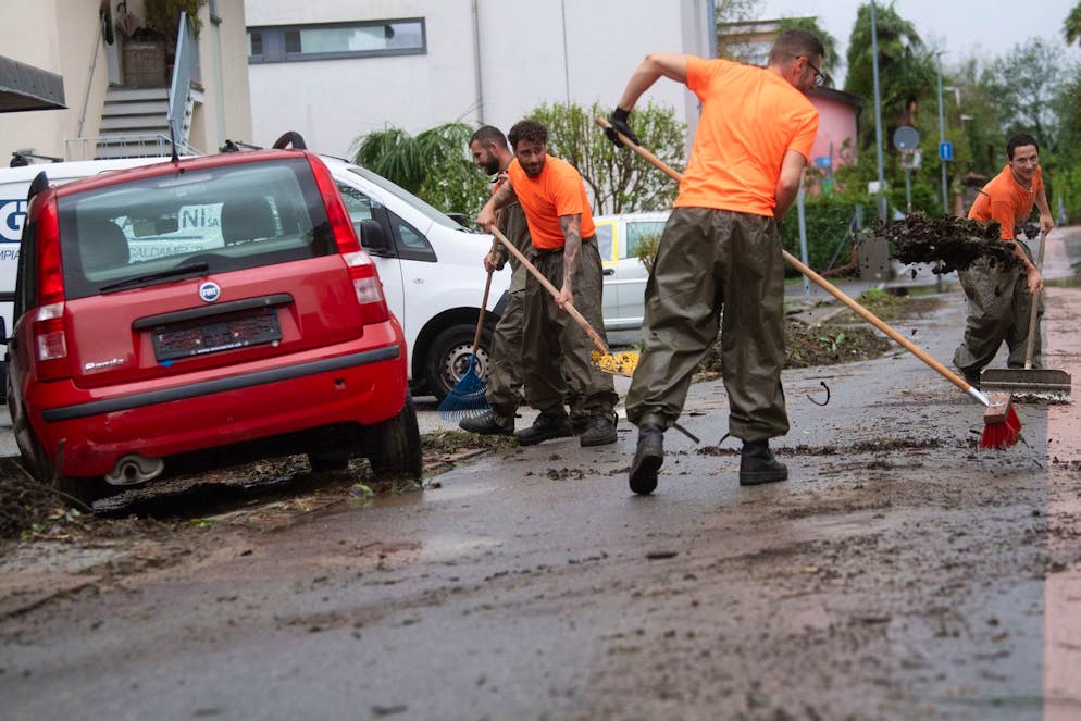 I disagi causati dalla pioggia in Ticino - Domenica 27 agosto. I militi della Protezione Civile al lavoro per sgomberare le strade dal fango nel quartiere di Solduno (Locarno).