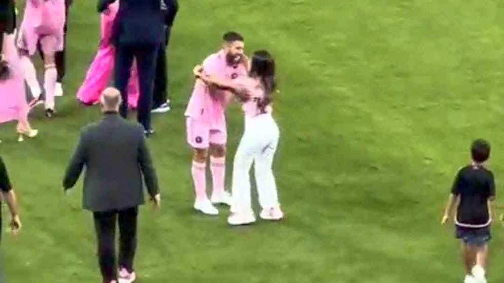 Antonella Roccuzzo wollte hier Jordi Alba etwas zu innig zum Sieg gratulieren.