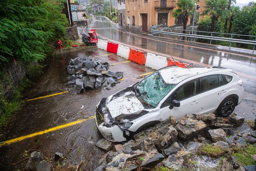 I disagi causati dalla pioggia in Ticino - Domenica 27 agosto. L'auto completamente distrutta dalla caduta di un sasso dalla montagna a Tegna (Terre di Pedemonte).